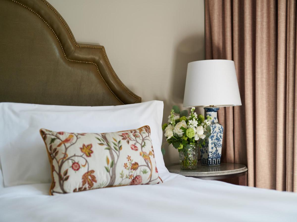 Carton House A Fairmont Managed Hotel Maynooth Zewnętrze zdjęcie A bed with a pillow